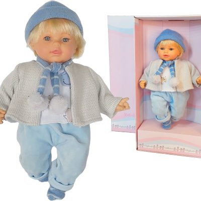 bola Migliorati maschietto biondo con cappello blu, sciarpa e cardigan grigio in lana